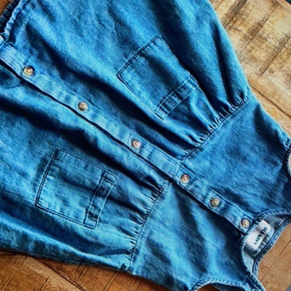 Minimally designed with two cute pockets denim dress